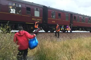A família Cluett correu para o Hogwarts Express, que só parou para os recolher