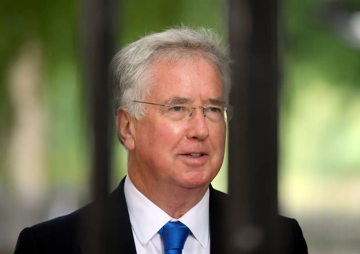 O ministro da Defesa britânico, Michael Fallon, demitiu-se, depois de ter admitido que teve uma conduta inapropriada com uma jornalista.