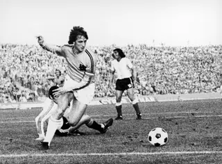 Cruyff era a principal estrela da laranja mecânica vice-campeã mundial em 1974 e 1978. A Holanda foi apenas travada por Alemanha e Argentina, respetivamente.