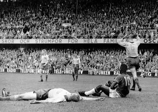 No Mundial de 1958, a Suécia jogava em casa. Um estatuto que lhe permitiu um feito histórico e, até hoje, único na história da seleção nórdica: chegar à final. Lá, caiu aos pés de um Brasil demolidor (5-2), onde brilhava um menino de 17 anos chamado Pelé.