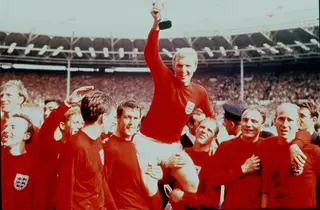 O único título mundial da seleção inglesa foi conquistado em casa, em 1966. Na imagem, o capitão Bobby Moore ergue o troféu Jules Rimet.