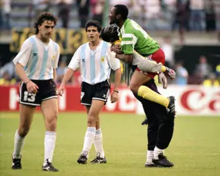 Entre os episódios mais marcantes da história dos Mundiais, vai sempre figurar a épica vitória dos Camarões sobre a então campeã mundial em título, Argentina, na fase de grupos do Itália 1990. A seleção africana chegaria aos quartos de final.