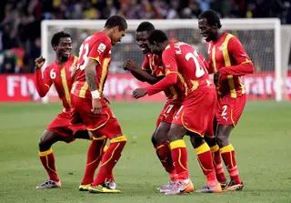 O Gana surpreendeu o mundo ao chegar aos quartos de final do Mundial de 2010, na África do Sul. Foi afastado pelo Uruguai no desempate por penáltis, depois de ter desperdiçado uma oportunidade de ouro nos últimos instantes do prolongamento, ao falhar... uma grande penalidade.