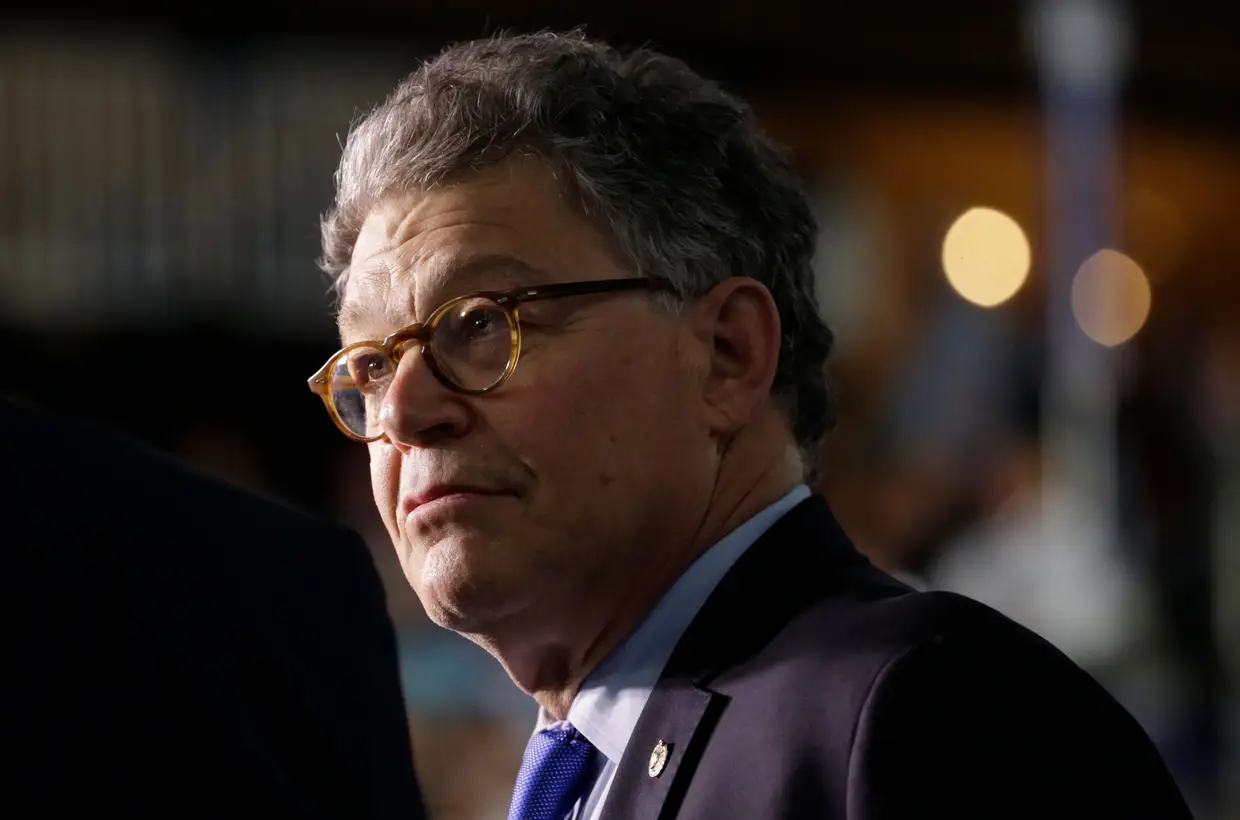 O senador norte-americano Al Franken pediu desculpa a uma apresentadora de rádio que o acusou de comportamento impróprio, mas apesar de esta ter aceitado as desculpas, o democrata ainda poderá ser investigado pela comissão de Ética.