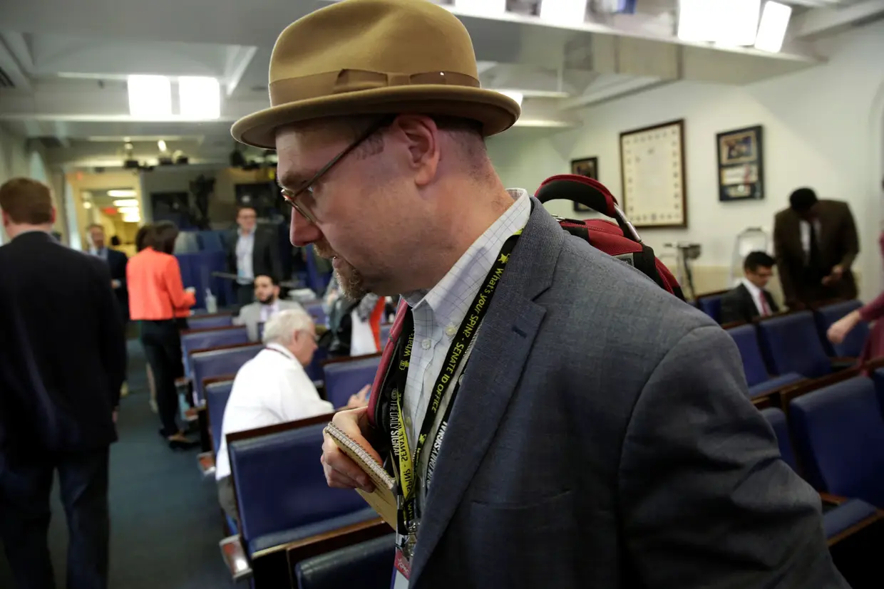 O correspondente do New York Times na Casa Branca, Glenn Thrush, foi suspenso pela direção do diário, depois de várias mulheres o terem acusado de assédio, disse a agência AFP.
