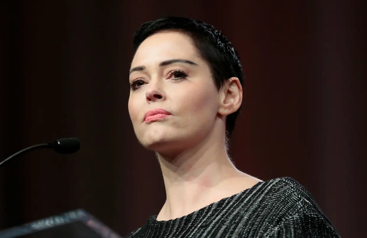 Rose McGowan revelou no Twitter que tinha denunciado ao responsável pelos Estúdios Amazon que tinha sido violada por Harvey Weinstein. Contudo, a atriz contou também que Roy Prince ignorou a denúncia e continuou a trabalhar com o produtor. A alegada violação aconteceu no final da década de 90, quando a atriz tinha 23 anos.