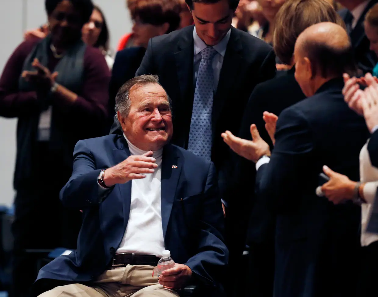 O antigo Presidente norte-americano George H. W. Bush pediu desculpa a Heather Lind, depois de a atriz o ter acusado de assédio sexual. Heather Lind revelou que o antigo Presidente, que tem hoje 93 anos, lhe tocou "por trás" enquanto posavam para uma fotografia.