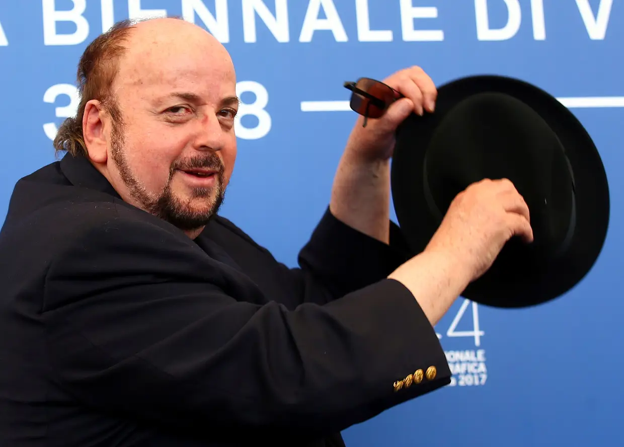 James Toback foi acusado de assédio sexual por 38 mulheres. Muitas das vítimas revelaram ao Los Angeles que tinham sido abordadas na rua pelo realizador e argumentista norte-americano que lhes prometia o estrelado. De acordo com os testemunhos, James Toback marcava depois reuniões com as mulheres, que terminavam com questões de cariz sexual ou com o realizador a masturbar-se ou a simular atos sexuais com as mesmas. O homem de 72 anos negou as acusações, dizendo que nunca conheceu nenhuma das mulheres que o acusam.