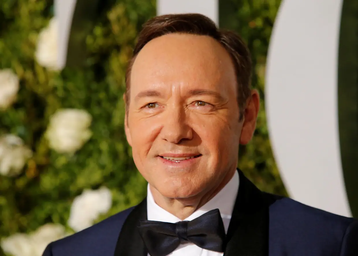 Kevin Spacey foi acusado por um ator, na altura menor, de assédio sexual. Anthony Rapp afirmou que quando tinha 14 anos foi convidado para uma festa em casa de Spacey, e que o ator embriagado o assediou. Na reação, o ex-protagonista de House of Cards disse que não se lembrava do momento, mas pediu desculpas mesmo assim. Na sequência deste caso, Kevin Spacey assumiu publicamente a sua homossexualidade. Algo que não agradou a comunidade LGBT, pois viram a sua revelação como uma desculpa para os seus atos. O escândalo não tardou a abalar a carreira do ex-protagonista da série "House of Cards", atualmente com 58 anos, com contratos terminados, substituições em filmes e até o cancelamento de uma homenagem.