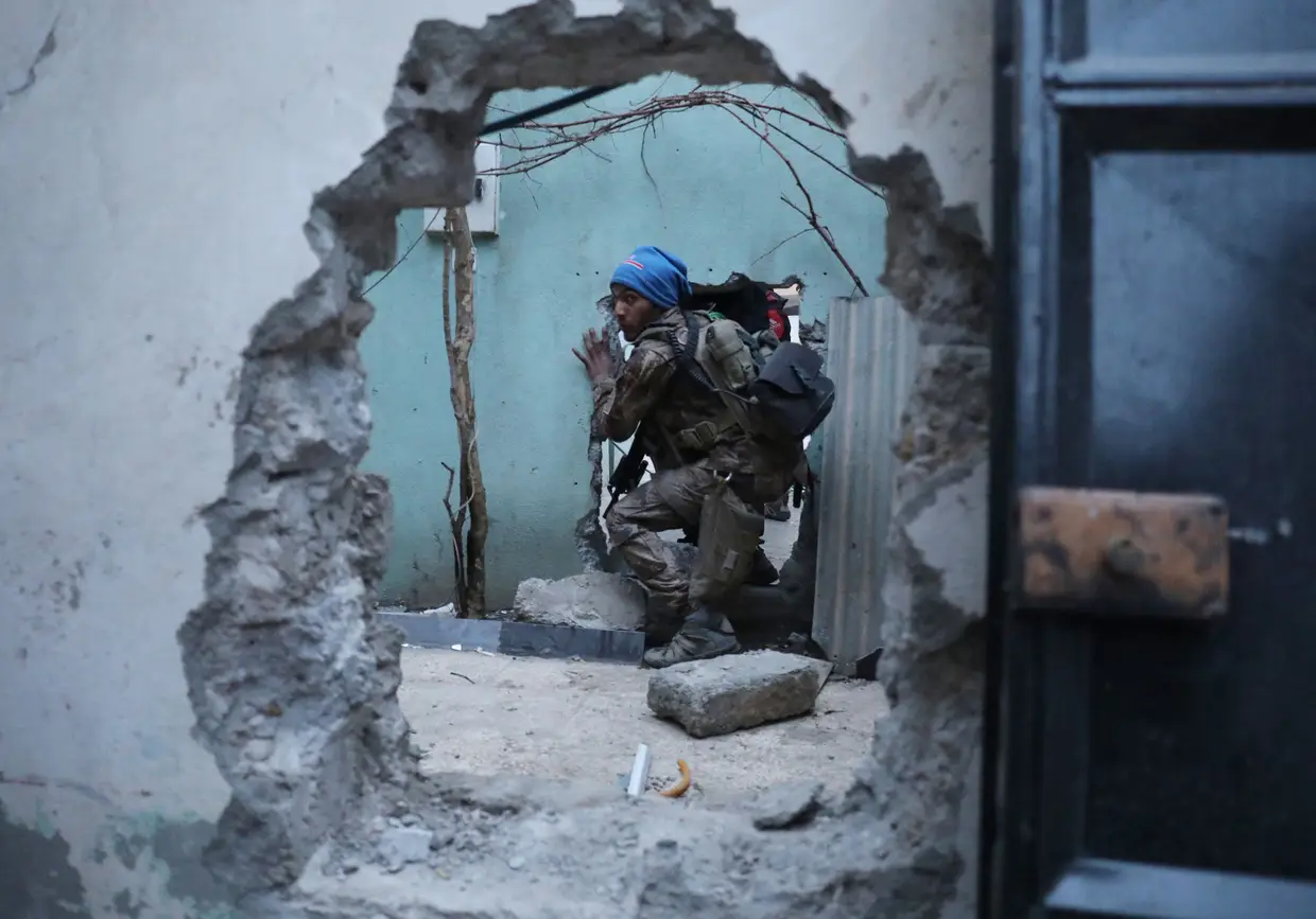 Fevereiro - Soldado das forças especiais iraquianas numa operação de localização de militantes do Daesh em Mossul.