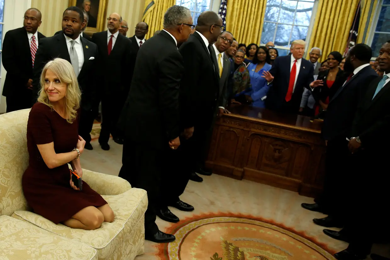 Fevereiro - Esta foto da conselheira de Donald Trump, Kellyanne Conway, ajoelhada em cima de um sofá na Sala Oval da Casa Branca causou polémica nas redes sociais.