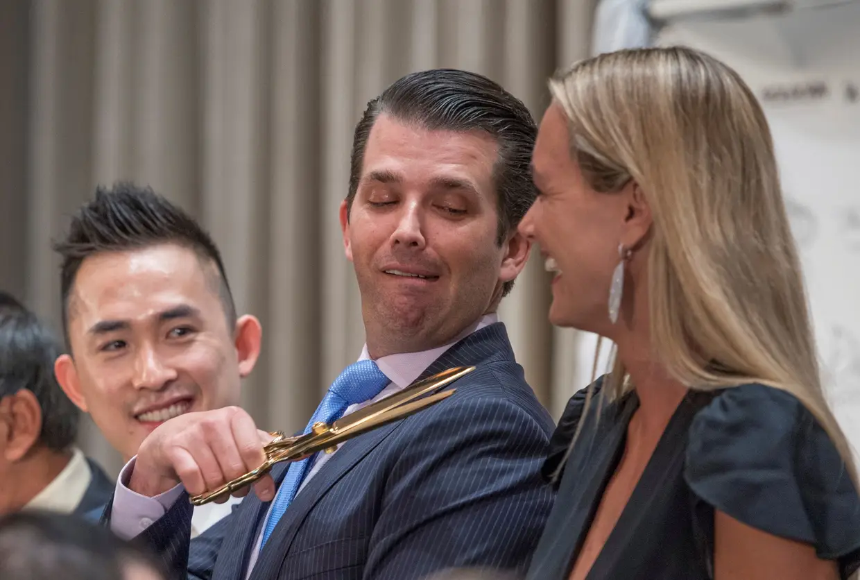 Fevereiro - Donald Trump Jr., filho do Presidente dos EUA, brinca com uma tesoura apontada para a mulher por ocasião da inauguração Hotel e Torre Trump em Vancouver, Canadá.
