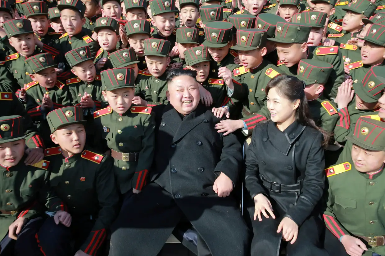 Março - O líder da Coreia do Norte, Kim Jong Un, supervisiona o lançamento de quatro mísseis em direção ao Mar do Japão. Um um exercício com o objetivo de atingir, em caso de necessidade, as bases norte-americanas naquele país.