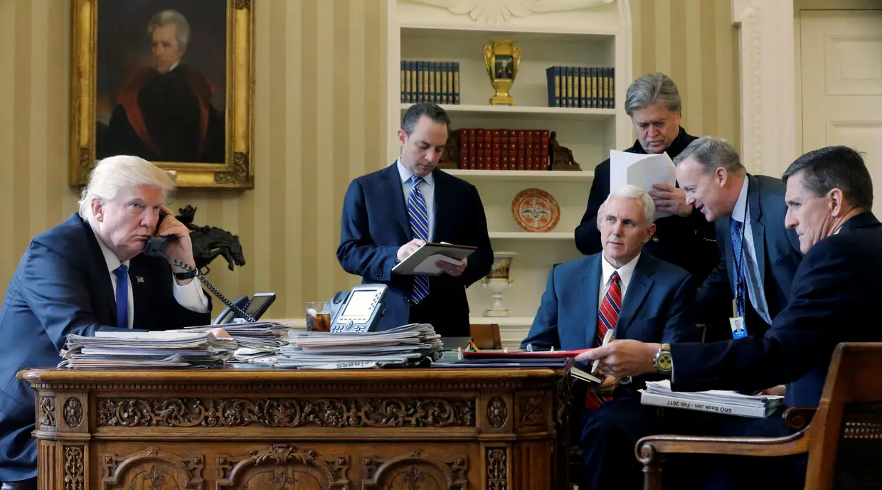 Janeiro - Donald Trump telefona ao homólogo russo na Sala Oval, na Casa Branca, sob o olhar atento da sua equipa. Após a tomada de posse, o Presidente dos EUA ligou a diversos líderes mundiais. Telefonemas que tiveram destaque mediático, em especial a aguardada chamada para Vladimir Putin.