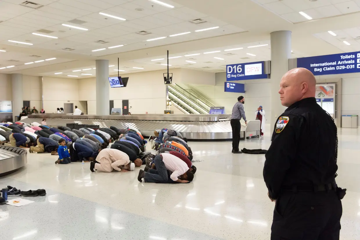Janeiro - Passageiros em protesto no Aeroporto Internacional de Dallas, Texas, após o Presidente dos EUA impedir a entrada no país de cidadãos de vários países de maioria muçulmana.