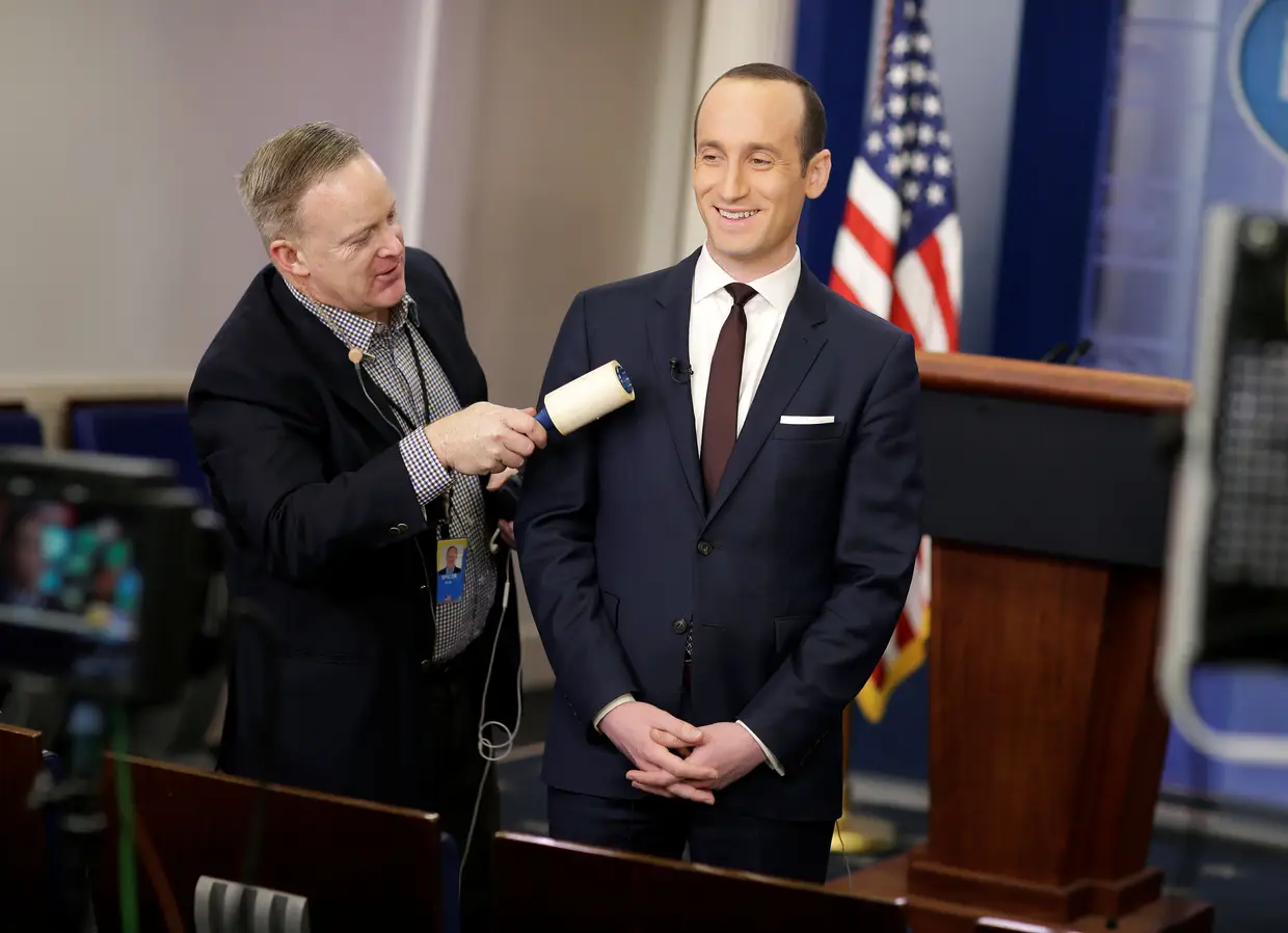 Fevereiro - Stephen Miller, um dos principais assessores políticos do Presidente dos EUA, considerado o elo de ligação entre o grupo russo de George Papadopoulos e a campanha presidencial de Trump, antes de mais um briefing à comunicação social em Washington.