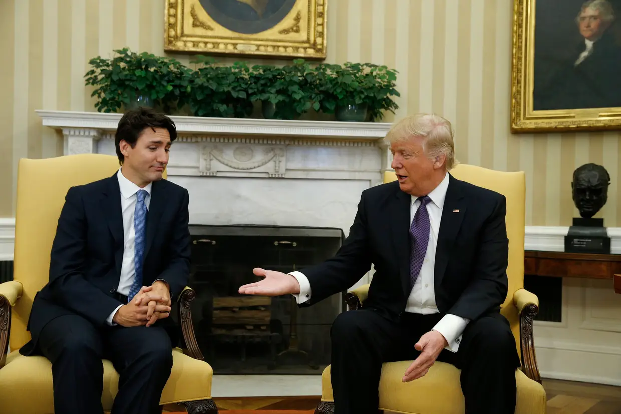 Fevereiro - O primeiro-ministro canadiano recebido na Sala Oval, na Casa Branca, pelo Presidente dos EUA. Justin Trudeau parece recusar o aperto de mão de Donald Trump. O momento deu que falar, os famosos "Trumpshakes" começaram a ganhar popularidade, em especial nas redes sociais.