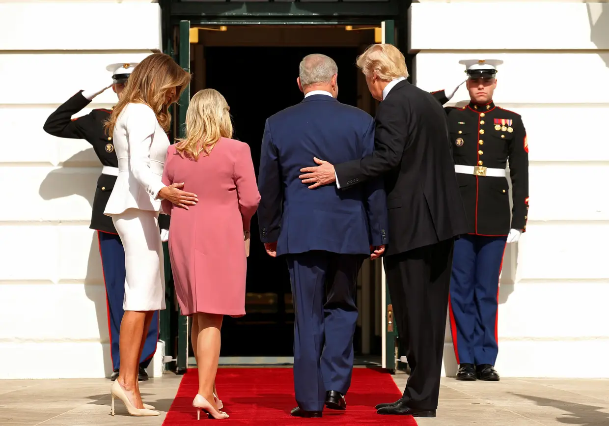 Fevereiro - O Presidente dos Estados Unidos e a primeira-dama Melania Trump recebem o primeiro-ministro israelita Benjamin Netanyahu e a mulher Sara à chegada a Washington.