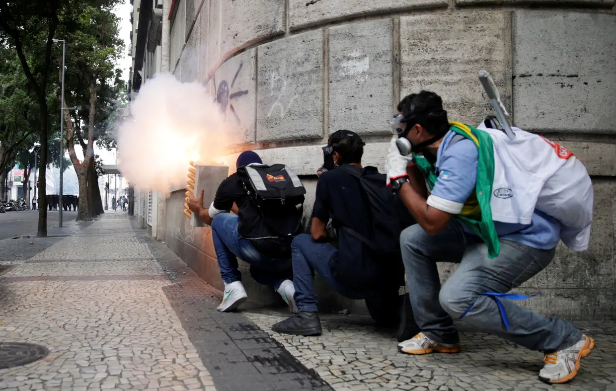 Fevereiro - Confrontos entre polícias e manifestantes no Rio de Janeiro. Os protestos visam o plano do Governo que pretendem limitar os gastos públicos neste estado brasileiro.