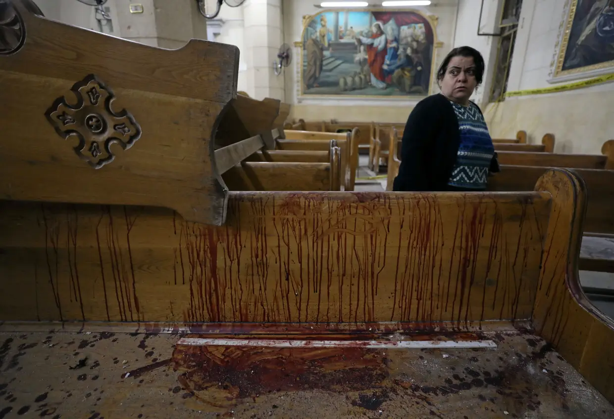 Abril - Várias igrejas coptas no Egito foram alvo de ataques do Daesh. Na foto, uma mulher observa as marcas de um dos atentados num templo em Tanta, onde morreram dezenas de pessoas.