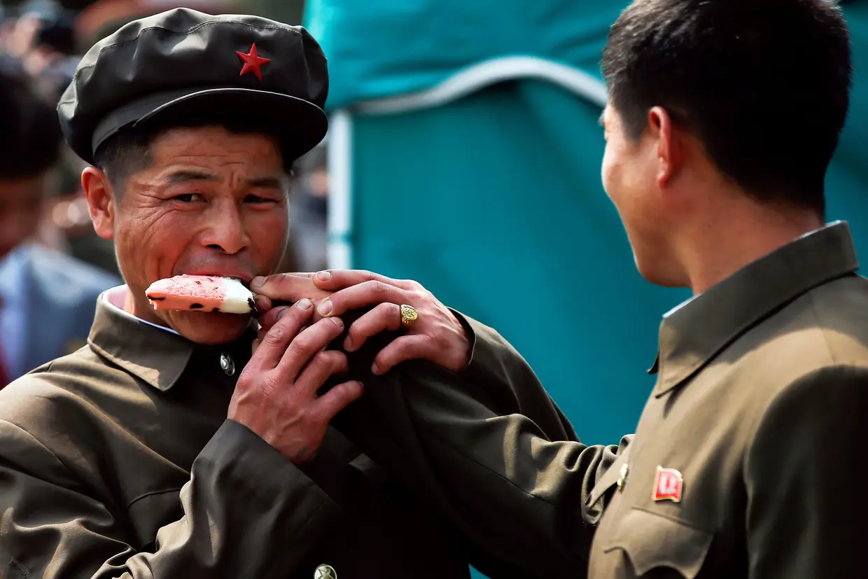 Abril - Dois homens partilham um gelado em Pyongyang, Coreia do Norte.