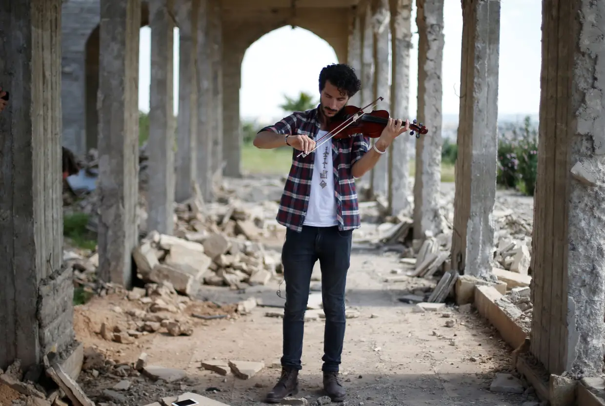 Abril - Violinista iraquiano Ameen Mukdad, que viveu sob o domínio do Daesh em Mossul, numa atuação nas ruínas de um templo nos arredores da cidade.
