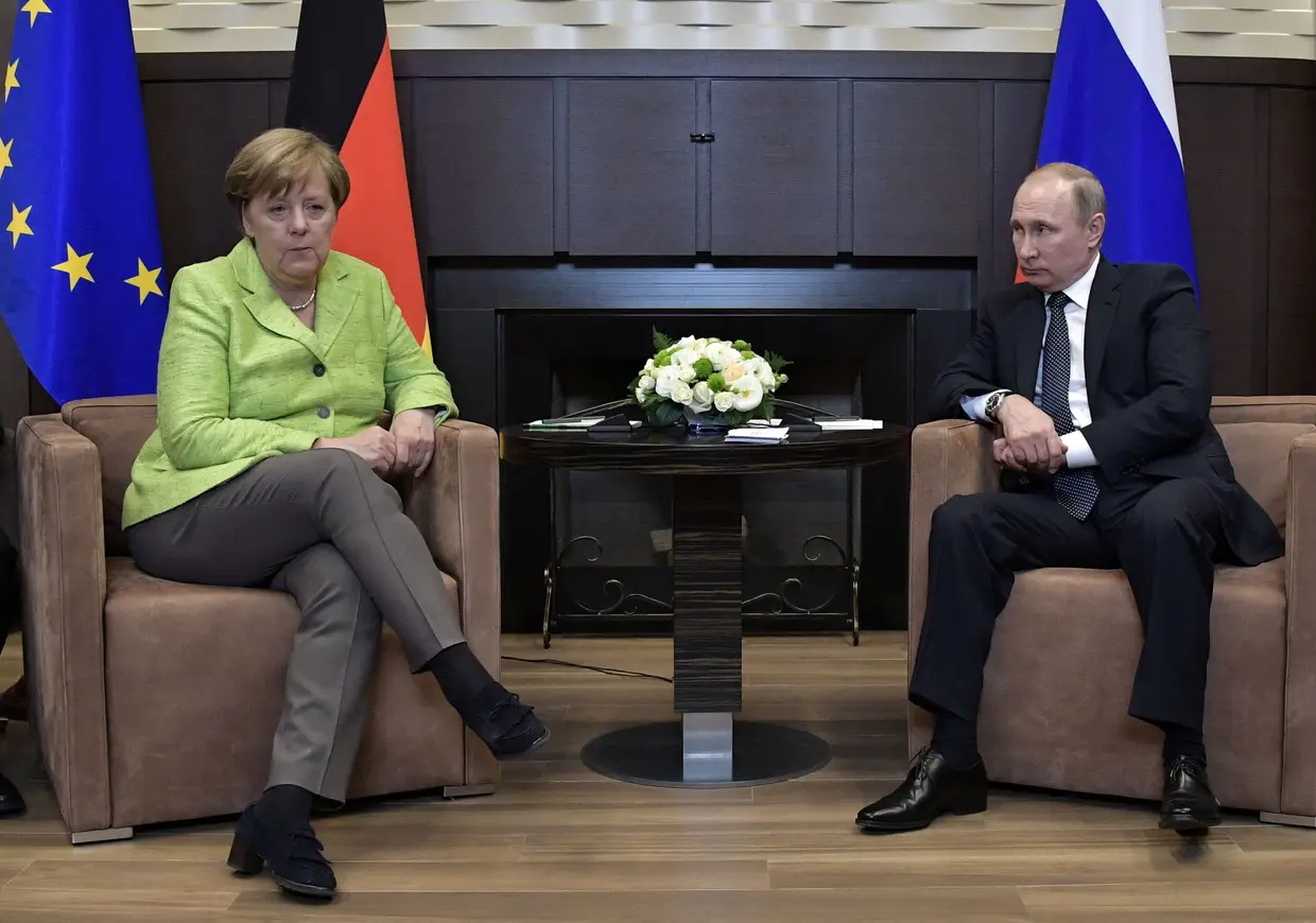 Maio - Encontro entre o Presidente russo Vladimir Putin e a chanceler alemã Angela Merkel em Sochi, Rússia.