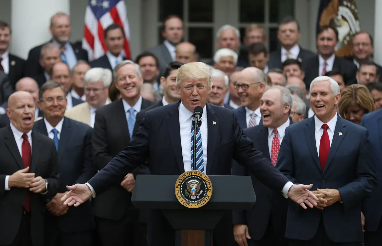 Maio - O Presidente norte-americano promete "acabar" com o Obamacare, prevendo uma "vitória incrível" após a reforma da lei sobre a saúde implementada pelo ex-Presidente Barack Obama ter sido aprovada na Câmara dos Representantes.