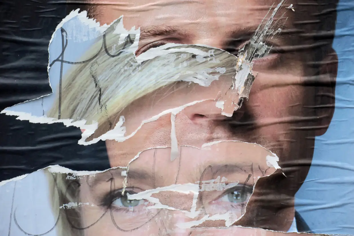 Maio - Cartazes rasgados de Marine Le pen, candidada da Frente Nacional, e Emmanuel Macron, do movimento En Marche, candidatos às eleições presidenciais em França.