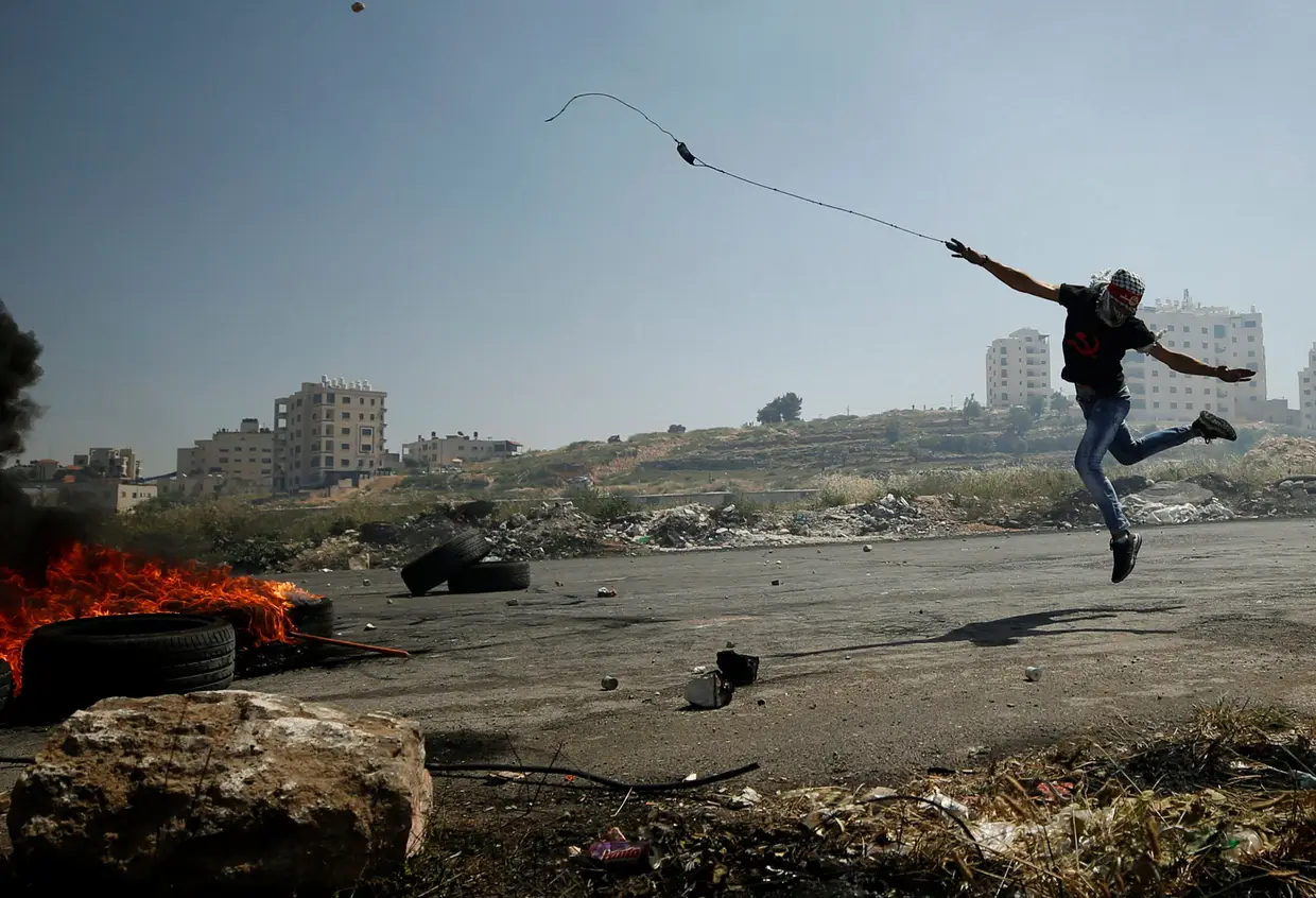 Maio - Jovem palestinano atira pedras às tropas palestinianas numa manifestação de apoio aos detidos palestinianos em greve de fome numa prisão israelita, próximo de Ramallah.