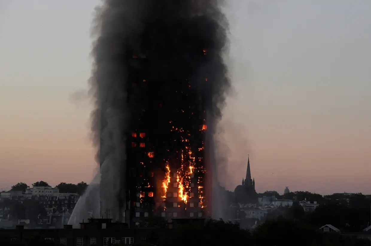 Junho - Incêndio na Torre Grenfell, um edifício residencial com 24 andares na zona oeste de Londres.