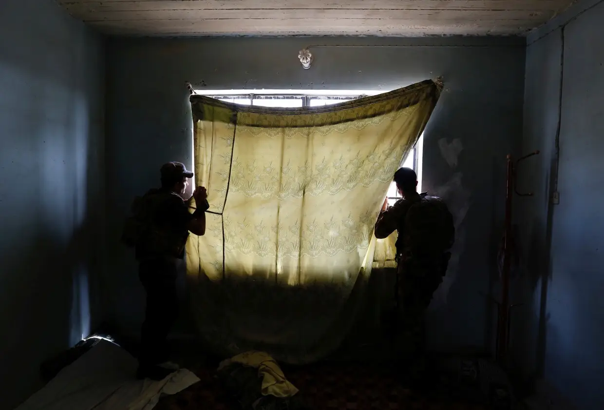 Maio - Militares das forças iraquianas observam as posições ocupadas pelo Daesh em Mossul, Iraque.
