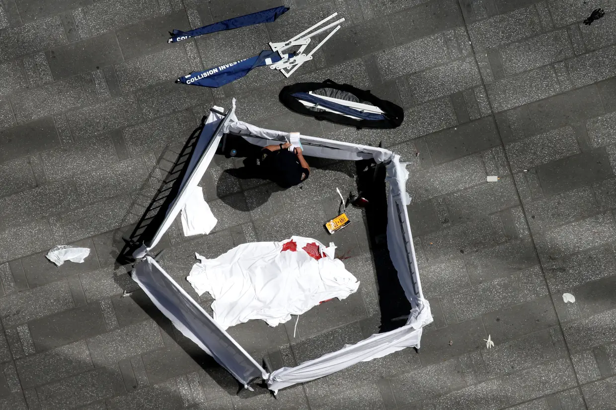 Maio - Corpo de uma vítima coberto por um lençol em Times Square, Nova Iorque, depois de um veículo ter chocado contra várias pessoas que seguiam no passeio.