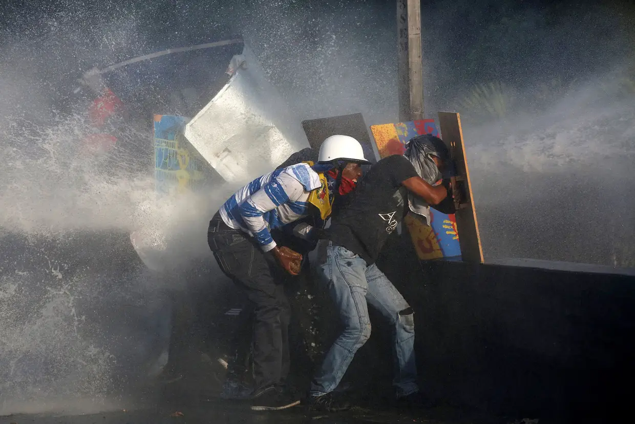 Maio - Apoiantes da oposição em confronto com a polícia numa manifestação contra o Presidente Nicolas Maduro em Caracas, Venezuela.