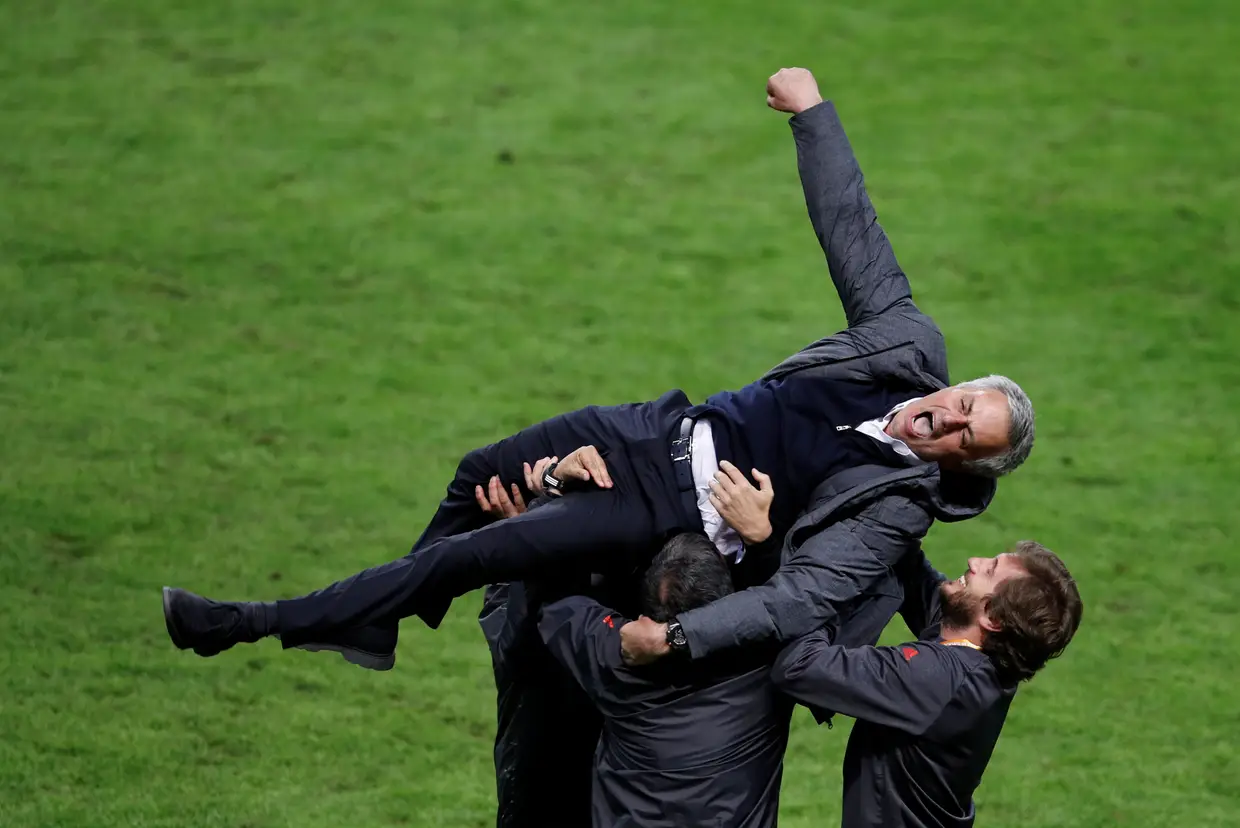 Maio - Final da Liga Europa - Equipa técnica do Manchester United celebra a vitória com José Mourinho.