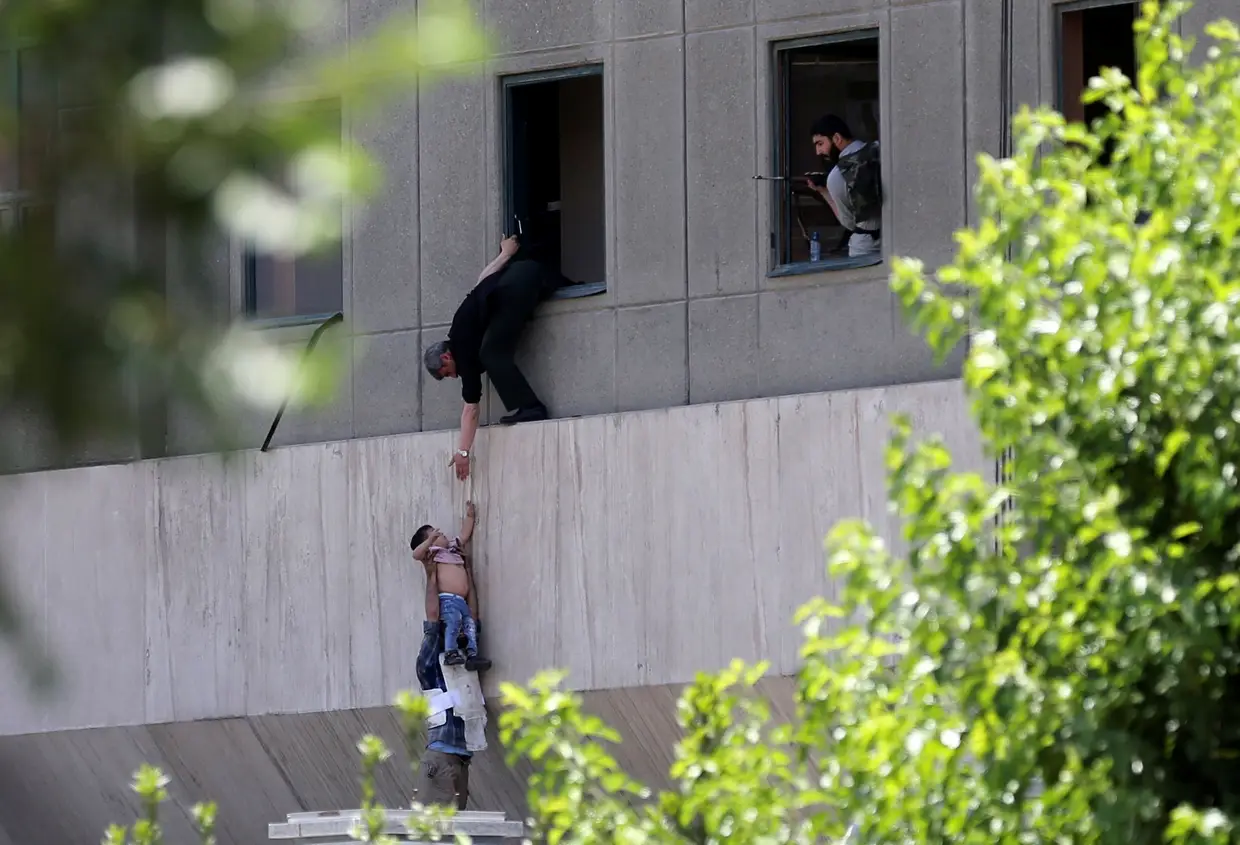 Junho - Uma criança resgatada durante um ataque ao edifício do Parlamento iraniano, em Teerão.