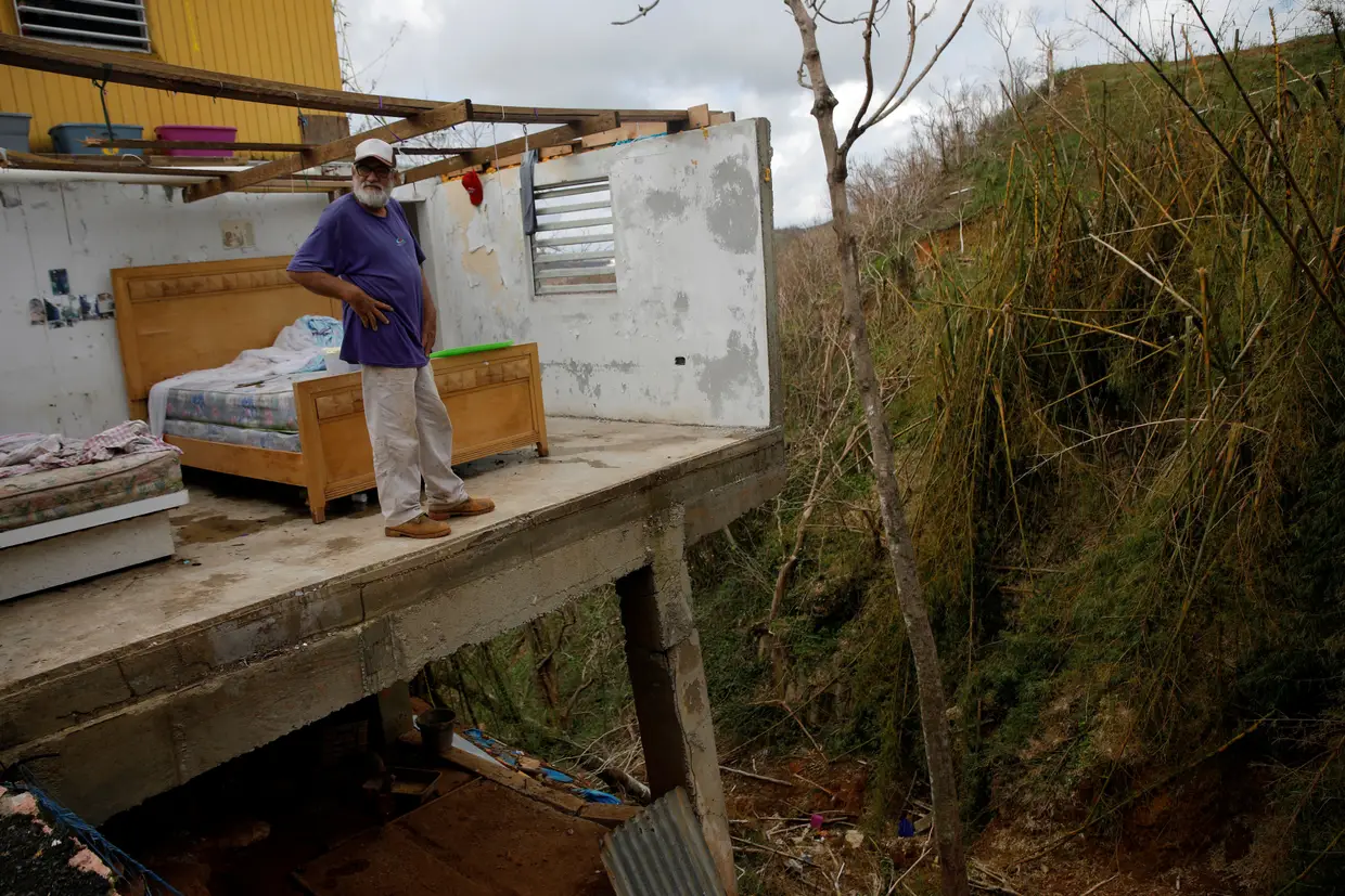 Outubro - Roberto Morales Santos, 70 anos, observa o que resta da sua casa atingida pelo furacão Maria nos arredores de San Juan, em Porto Rico.