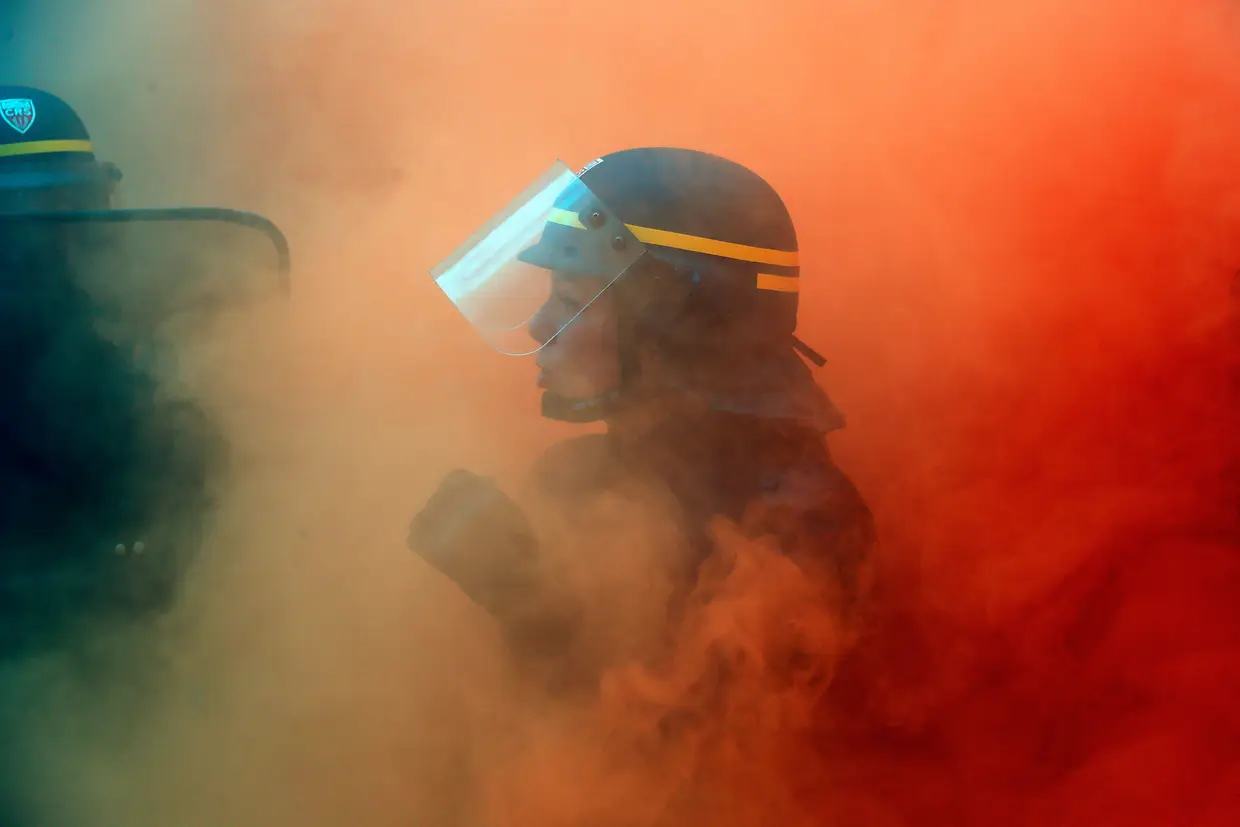 Outubro - Polícia de choque durante um protesto de trabalhadores da indústria do aço em Paris, França.