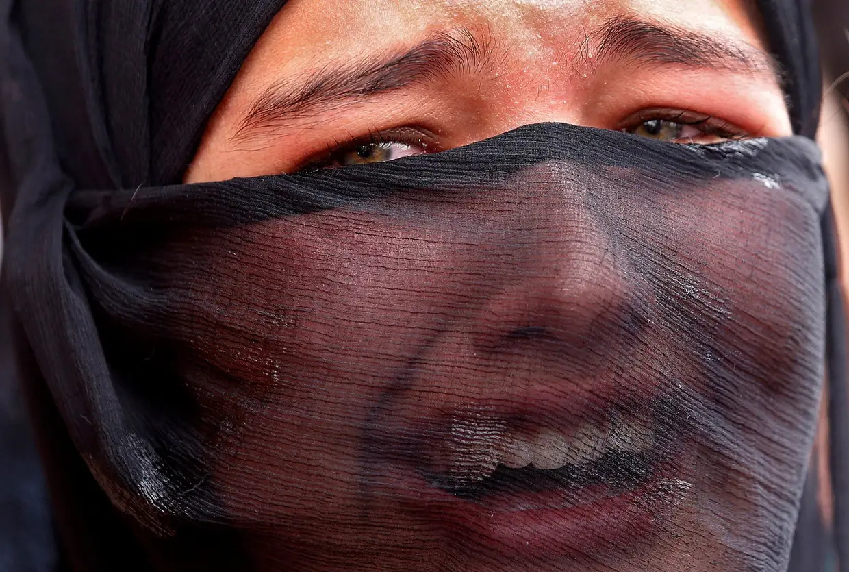 Julho - Rapariga chora a morte de Aaquib Gul, líder rebelde morto em confronto com as forças de segurança indianas em Srinagar, no estado de Jammu e Caxemira.