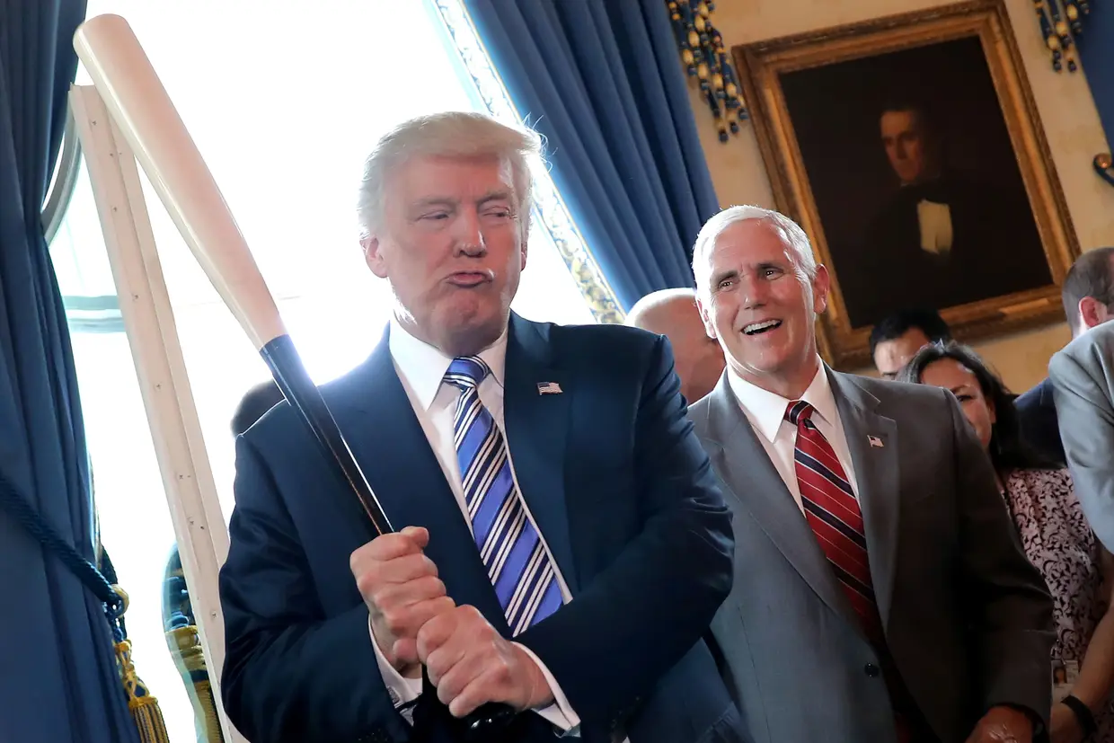 Julho - Mike Pence, vice-presidente dos EUA, ri-se de da careta de Donald Trump num evento na Casa Branca para a promoção de produtos fabricados nos Estados Unidos.