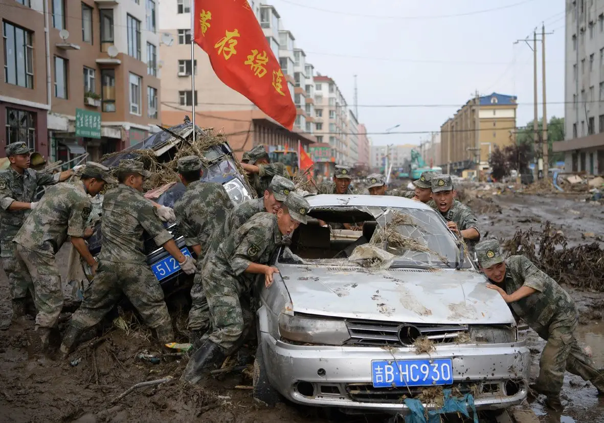 Julho - Militares tentam retirar uma viatura levada pelas cheias na província de Jilin, China.