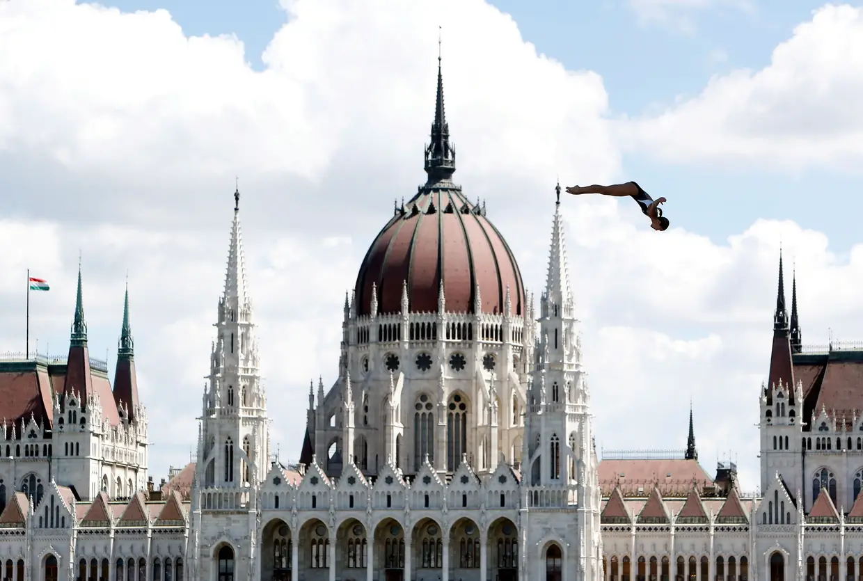 Julho - Campeonato Mundial de Desportos Aquáticos em Budapeste, Hungria. Tara Tira, dos Estados Unidos, executa a prova de salto para água de uma altura de 20 metros.