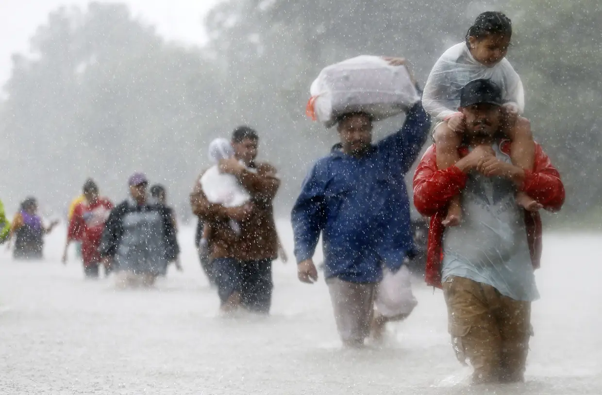 Agosto - Habitantes de Beaumont, próximo de Houston, no Texas, tentam fugir da tempestade tropical Harvey.
