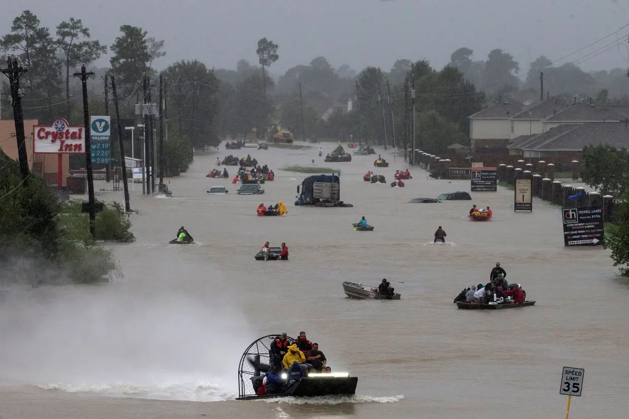 Agosto - Zona baixa de Houston, no estado norte-americano do Texas, transformada num rio onde as vítimas das cheias tentam navegar para escapar à subida das águas.