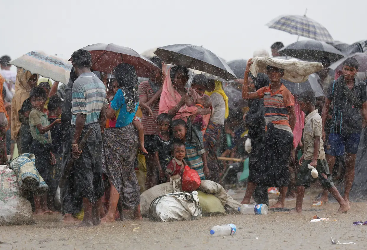 Agosto -Os confrontos entre o Exército de Myanmar, antiga Birmania, e rebeldes muçulmanos rohingyas começaram a 25 de agosto, quando centenas de homens atacaram postos policiais no estado de Rakhine. O Exército reagiu violentamente e iniciou uma campanha de repressão que levou à fuga do povo rohingya.