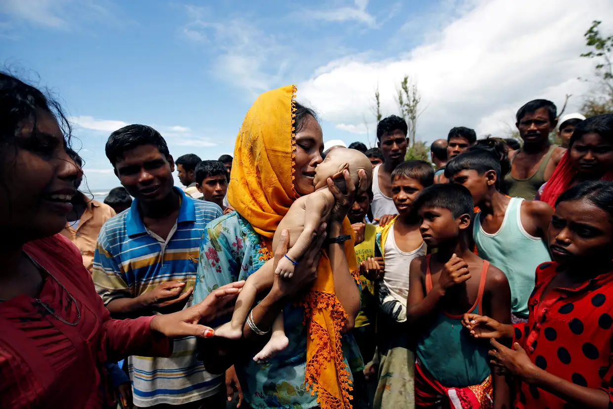 Setembro - Mulher da minoria muçulmana rohingya chora a morte do filho que não resistiu à fuga de Myanmar.