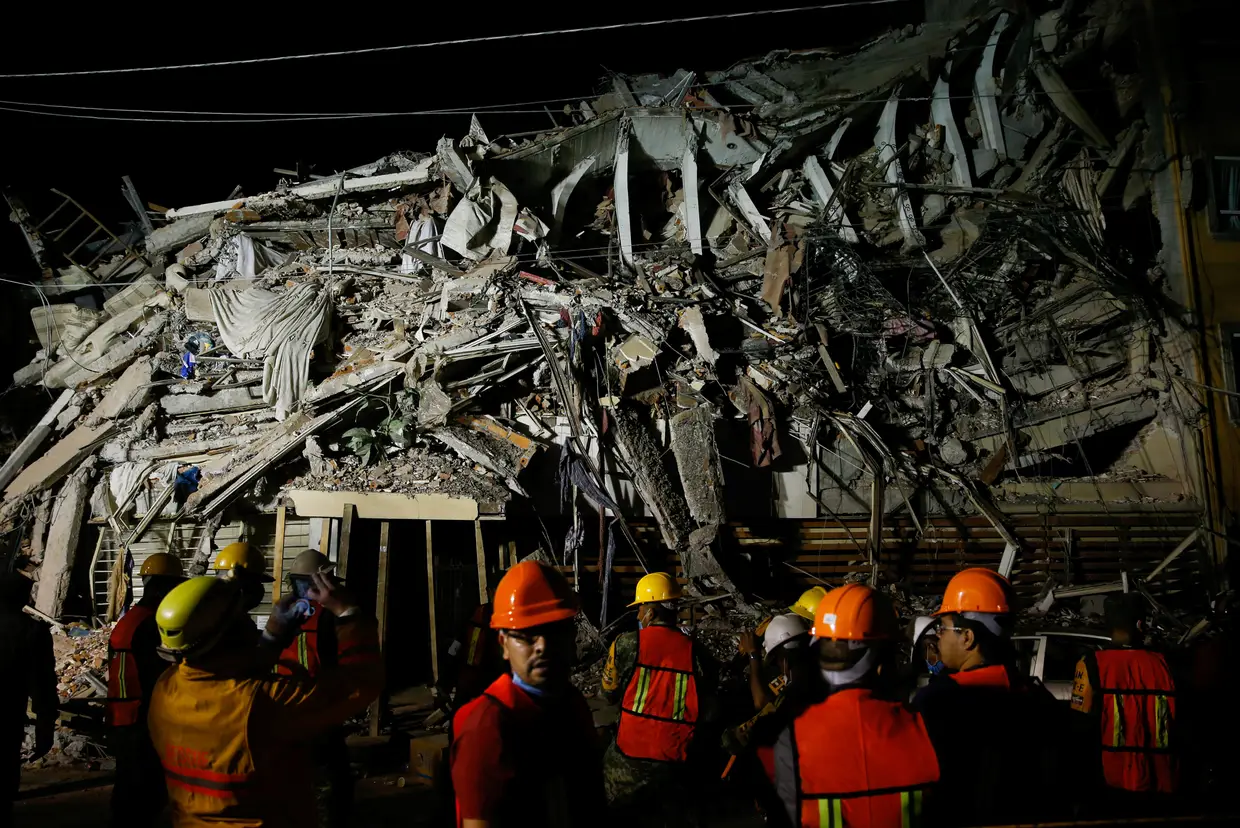 Setembro - Edifício totalmente destruído após o sismo na Cidade do México. As autoridades contabilizaram mais de 300 mortos no abalo de magnitude de 7.1 na escala de Richter.