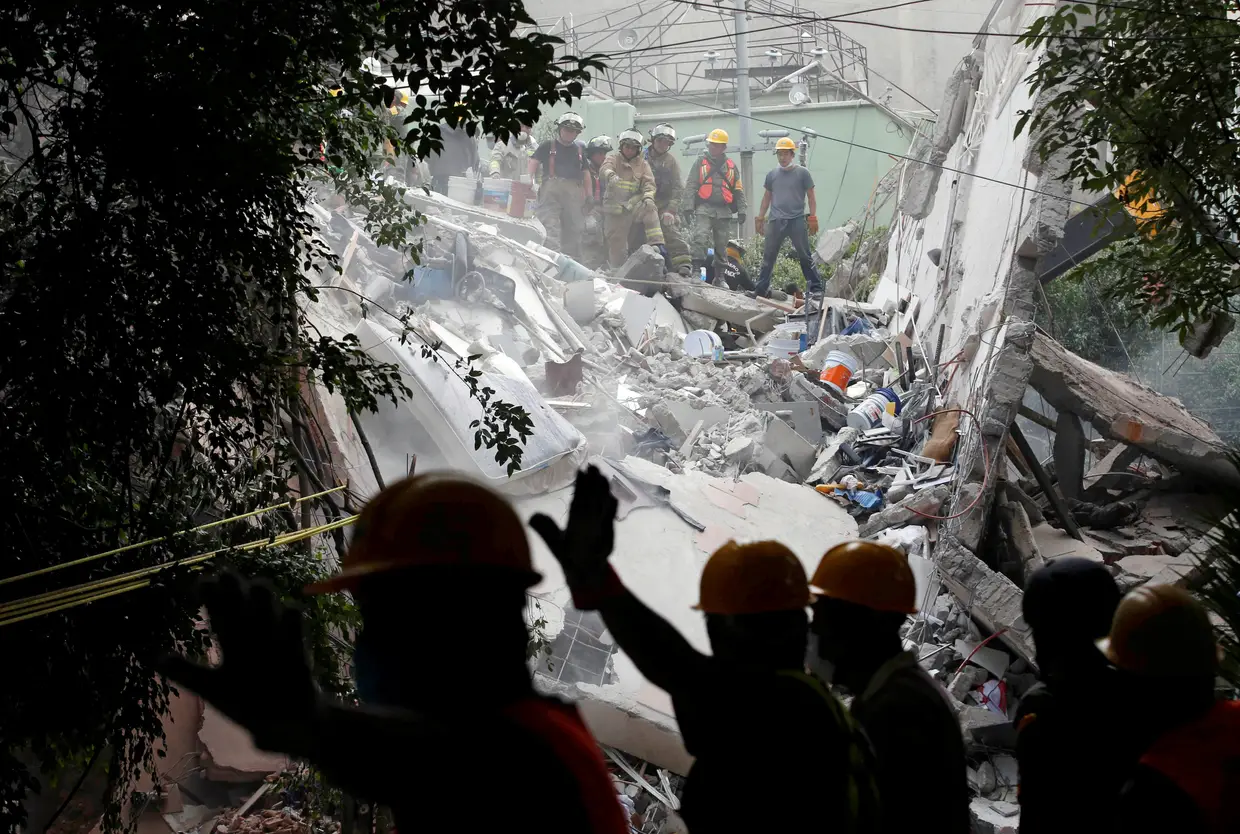 Setembro - Soldados e equipas de resgate procuram sobreviventes do sismo na Cidade do México.