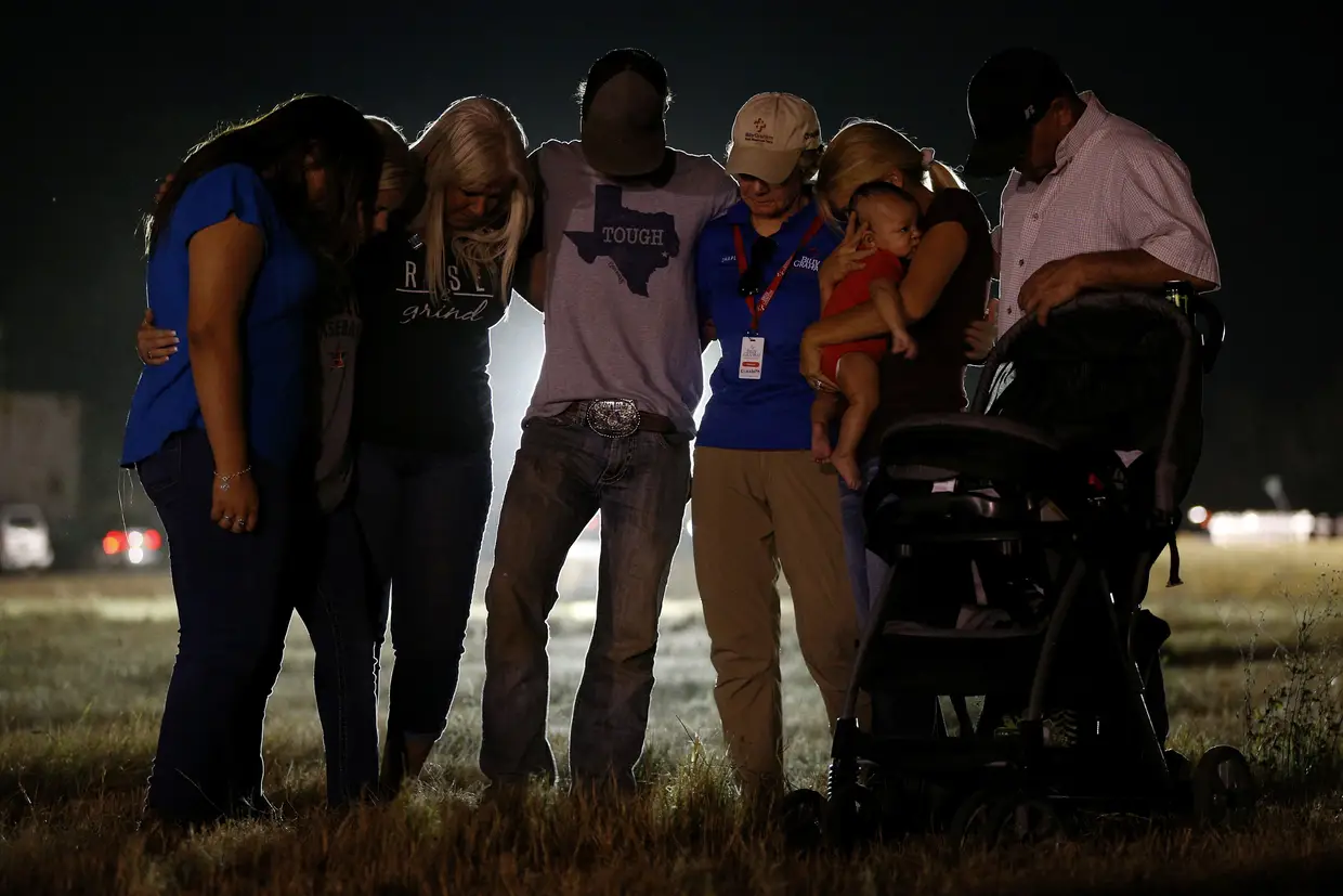 Novembro - Familiares e amigos choram a morte das 26 vítimas do tiroteio na igreja de Sutherland Springs, o pior massacre da história do Texas, nos EUA.