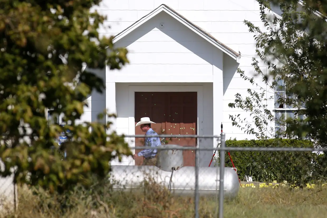 Novembro - Um tiroteio causou 26 mortos numa igreja batista em Sutherland Springs, no Texas, EUA.